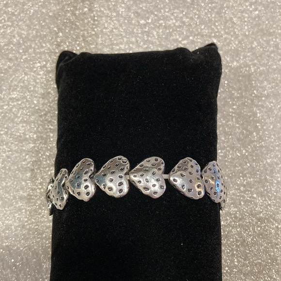 NWOT - Pewter Coloured Stretch Textured Heart Bracelet - Picture 5 of 9